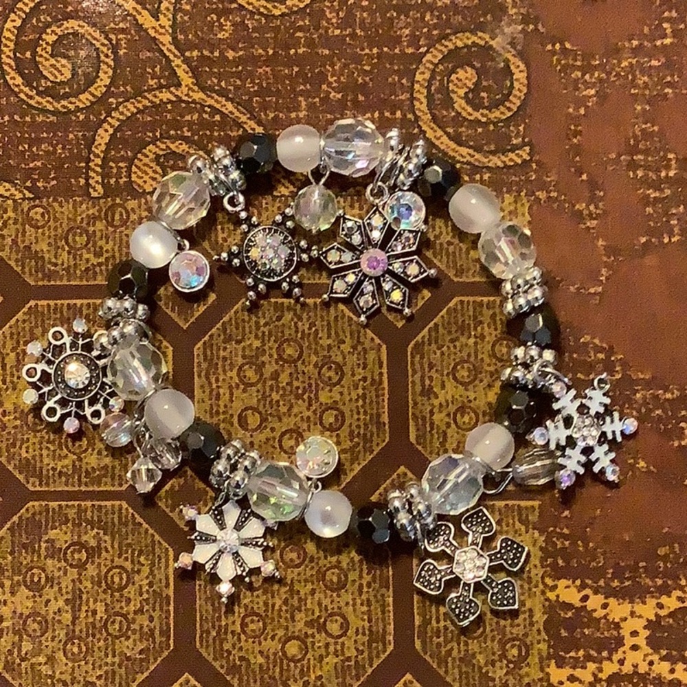 NEW! SNOWFLAKE BEADED BRACELET Adjustable White Silver Black